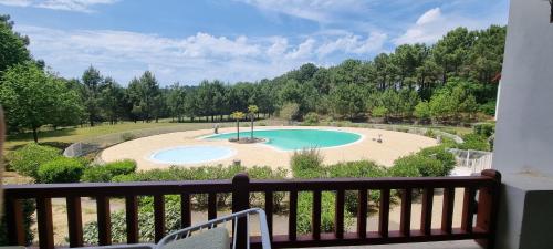 d'un balcon avec vue sur la piscine. dans l'établissement Résidence Gascogne \ appartement 116, à Biscarrosse