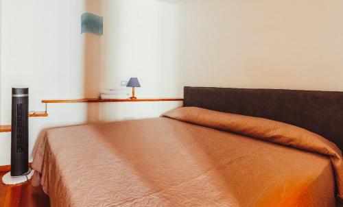 1 dormitorio con 1 cama con almohada naranja en PRIA de MAR en Riomaggiore