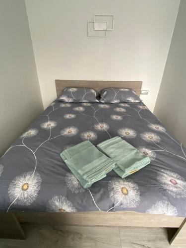 ein Bett mit zwei Kissen darauf in der Unterkunft ADI Apartamentai in Panevėžys
