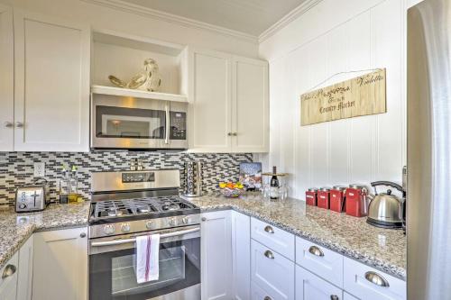 Carpinteria Apt with Hot Tub - 10 Min Walk to Beach!にあるキッチンまたは簡易キッチン