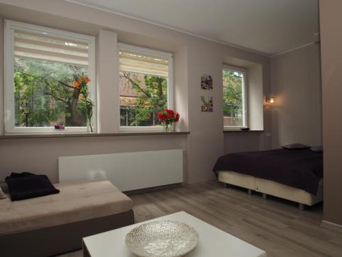 sypialnia z dwoma łóżkami i dwoma oknami w obiekcie Grand-Tourist Apartments K2004 Simple Rest w Gdańsku