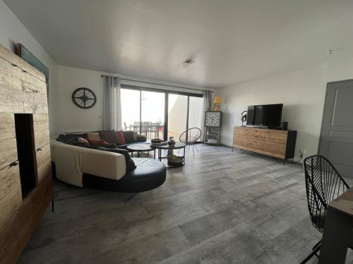 un salon avec un canapé et une table dans l'établissement Maison rénovée 4 pièces au cœur de St Pierre d'Oléron avec terrasse, proche commerces, 6 couchages - FR-1-246A-137, à Saint-Pierre-dʼOléron