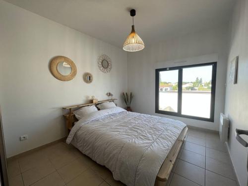 sypialnia z dużym łóżkiem i oknem w obiekcie Maison rénovée 4 pièces au cœur de St Pierre d'Oléron avec terrasse, proche commerces, 6 couchages - FR-1-246A-137 w mieście Saint-Pierre-dʼOléron