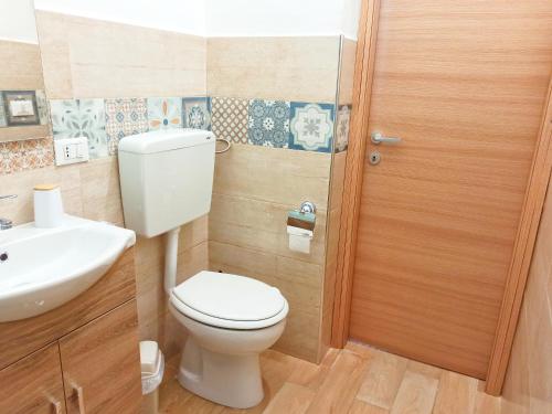 a bathroom with a toilet and a sink at Le notti di Nettuno a Isola Delle Femmine in Isola delle Femmine