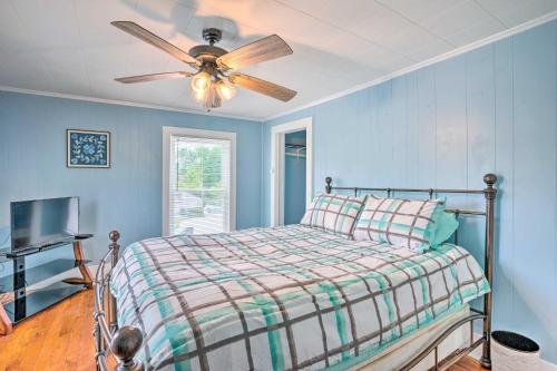 Ein Bett oder Betten in einem Zimmer der Unterkunft Highland Springs Home about 7 Mi to Dtwn Richmond