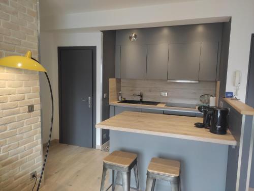 een keuken met een aanrecht en krukken in een kamer bij Central Sweet Home in Saint-Gervais-les-Bains
