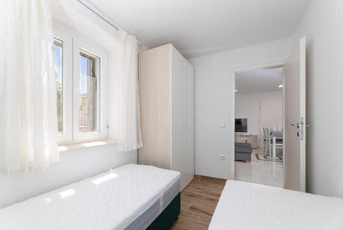 Posteľ alebo postele v izbe v ubytovaní Apartmani Čanaki Supetar