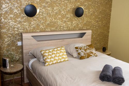 Tempat tidur dalam kamar di Villa de vacances 6 personnes