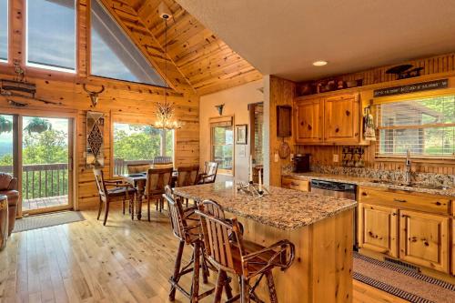 Spacious Eagles View Luxury Cabin with Views – Photos 2