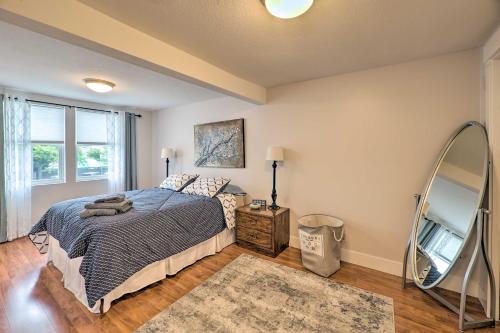 グランド・ヘイブンにあるCute Grand Haven Apartment Walk Downtown Streets!のベッドルーム(ベッド1台、鏡付)