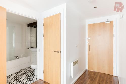 La salle de bains est pourvue de toilettes et d'une baignoire. dans l'établissement Central Massplaza 2 Bedroom Apartment With Balcony - Hi Floor, à Birmingham