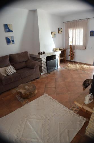 uma sala de estar com um sofá e uma lareira em La Estrella - piscina privada em Chiclana de la Frontera