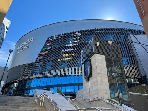 Un grand bâtiment avec des escaliers se trouve juste devant. dans l'établissement ARENA Studio, à Tampere