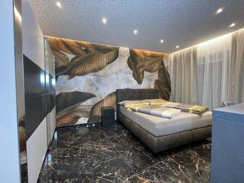 Schlafzimmer mit einem Bett mit Wandbild in der Unterkunft Exklusive Wohnung in Linz