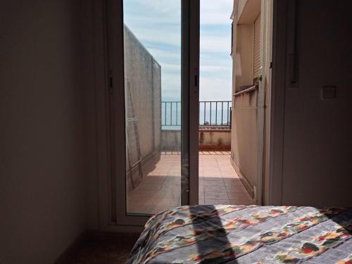 Una cama o camas en una habitación de Pis a Blanes amb precioses vistes al mar.