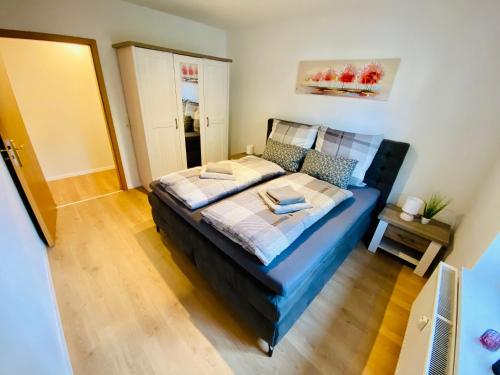 a bedroom with a large blue bed in a room at FeWo Schlösschen #Innenstadt#Garten#ruhige Lage von Harztraveler in Wernigerode