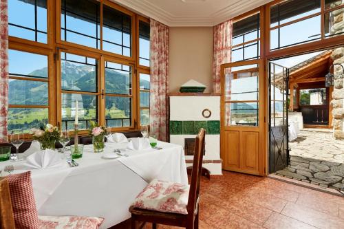 Ein Restaurant oder anderes Speiselokal in der Unterkunft Hotel Schloss Mittersill 