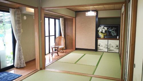 sala de estar con suelo verde y puertas de cristal en Cat Villa - Vacation STAY 12826, en Fukizua