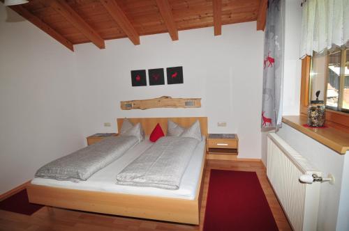 a bedroom with a bed in a room at Ferienwohnung Maria Erlsbacher in Sankt Veit in Defereggen