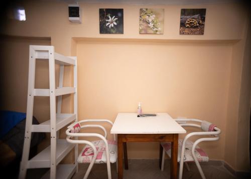 a room with a table and chairs and a ladder at Departamentos Confluencia in Neuquén