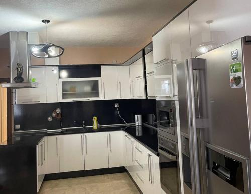 Una cocina o zona de cocina en Луксозен апартамент в сърцето на Сандански