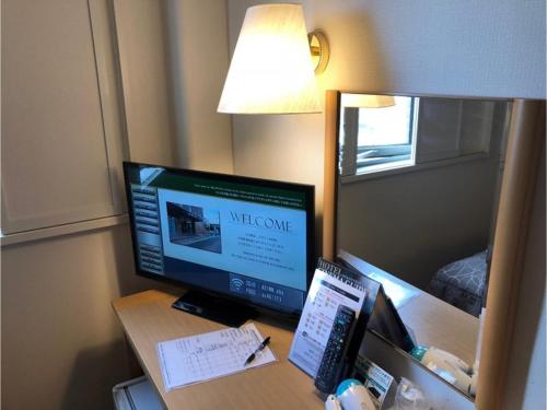 um monitor de computador numa secretária num quarto de hotel em AZ Inn Obu - Vacation STAY 71913v em Obu