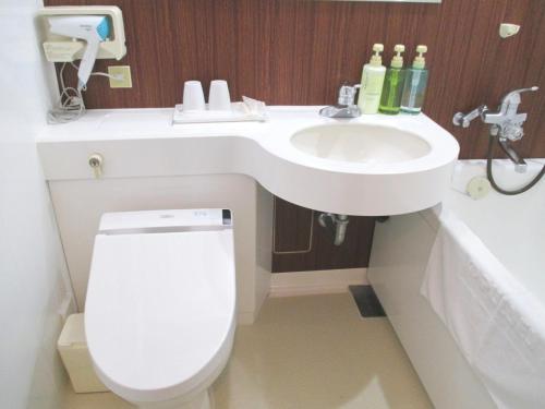 La salle de bains est pourvue de toilettes et d'un lavabo. dans l'établissement Pulsesin in Kyoto - Vacation STAY 73544v, à Kyoto