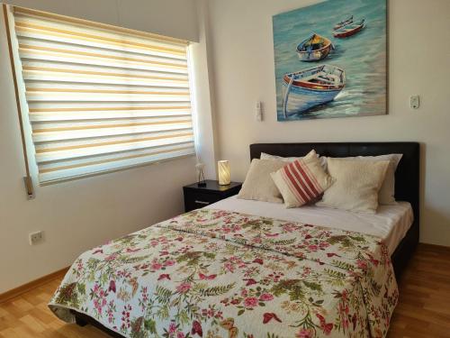 リマソールにあるIkaros Boutique Apartmentのベッドルーム1室(ベッド1台付)