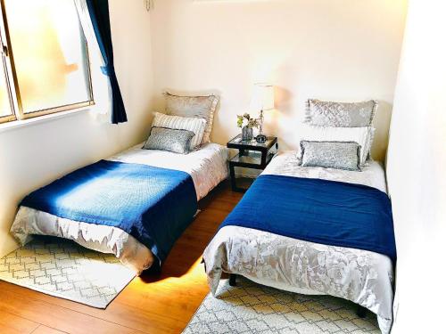 1 Schlafzimmer mit 2 Betten und einem Fenster in der Unterkunft Yatsugatake Villa Masaki - Vacation STAY 74331v in Hokuto