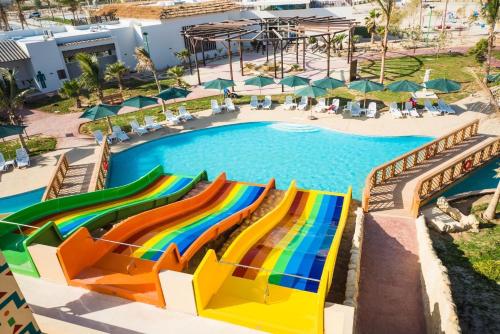 una imagen de una piscina con un tobogán de arco iris en un complejo en Segal Salalah-Forest Island-Hawana, en Salalah