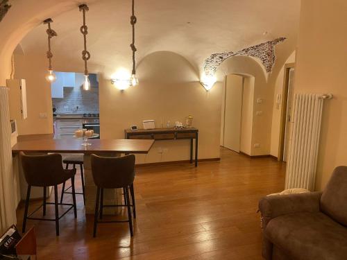 una cucina e un soggiorno con tavolo e sedie di Il Nido Del Borgo a Genova