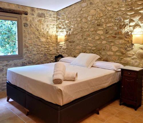 a bedroom with a large bed with towels on it at Recientemente restaurada, ideal para familias! in Cabanellas