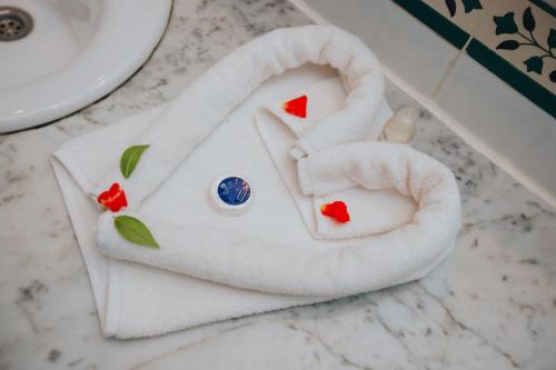 - une serviette blanche avec tête d'éléphant sur un comptoir de salle de bains dans l'établissement Hotel Soussana, à Sousse