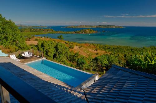 an infinity pool on a house with a view of the ocean at VILLA DOMINGO - Incroyable vue panoramique in Andilana
