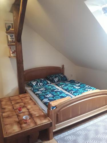Schlafzimmer mit einem Bett und einem Tisch in der Unterkunft Podkrovní apartmán in Olomouc