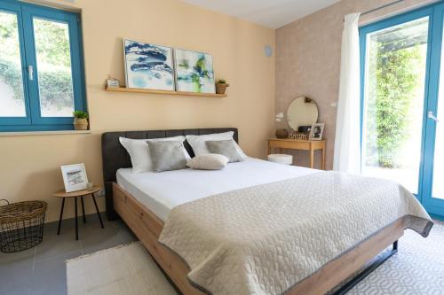 sypialnia z dużym łóżkiem i oknem w obiekcie Villa Toro w mieście Motovun