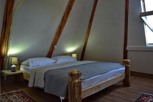 um quarto com uma cama num quarto em Casuta din dumbrava em Ocna Sugatag