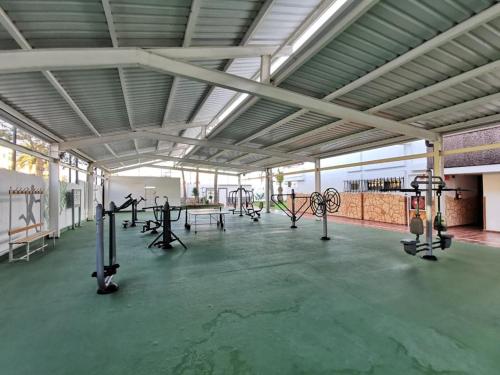Posilňovňa alebo fitness centrum v ubytovaní Cherry Top Cake Apartment