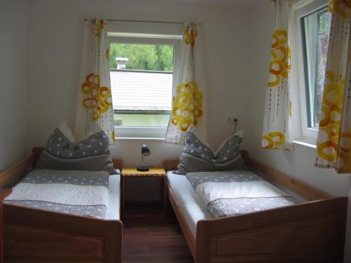 Giường trong phòng chung tại Haus Steinbrecher Hallstatt
