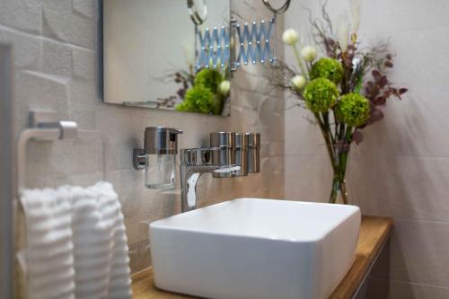 A bathroom at Premium Rooms by Hi5 - Style at the Comedy Theater