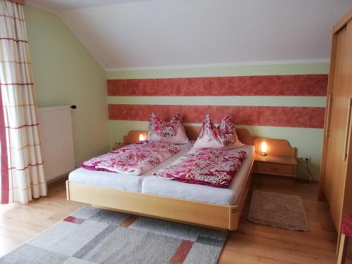 マリアプファルにあるFerienwohnung Marinaのベッドルーム1室(ベッド2台付)が備わります。