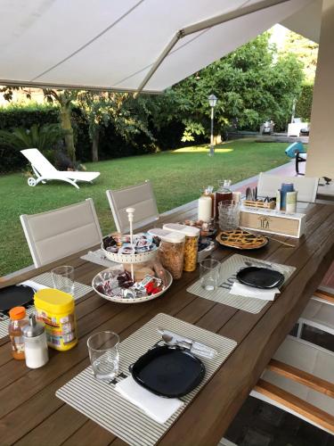 una mesa de picnic con platos de comida. en La Pedica B&B, en Grottaferrata