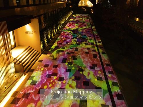 een vloer met een mozaïek van bloemen erop bij Henn na Hotel Komatsu Ekimae in Komatsu