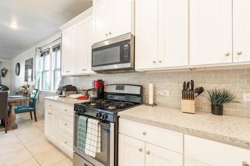 Modern 5 Bedroom with access to community poolにあるキッチンまたは簡易キッチン