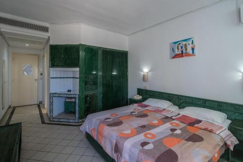 Tempat tidur dalam kamar di Hotel Soussana