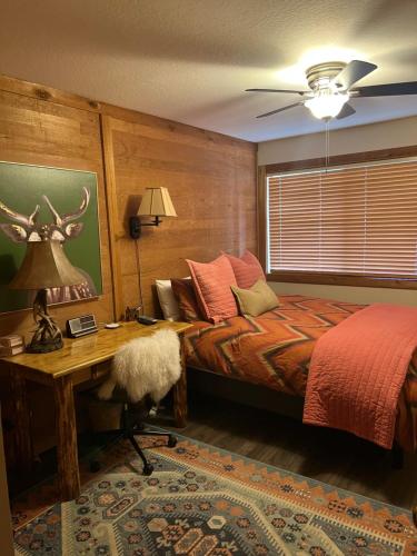 Schlafzimmer mit einem Bett und einem Schreibtisch mit einem Tisch in der Unterkunft Indian Hills Gem Awaits in Truckee