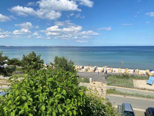 a view of a beach with people in the water at Moderne 3-Zi-Wohnung mit Meerblick direkt am Strand in Scharbeutz