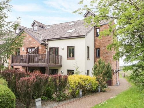 an exterior view of a house with a balcony at Cosy Corner in the Lakes in Penrith
