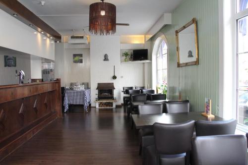 een eetkamer met stoelen en een tafel in een restaurant bij New City Hotel Scheveningen in Scheveningen