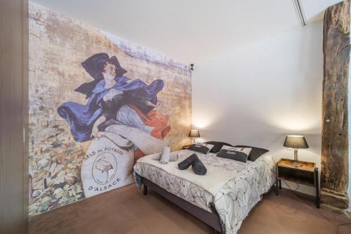 コルマールにあるLa Semeuse Hurstの壁画のあるベッドルーム